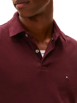 Polo en coton biologique bordeaux avec un col à rabats et des manches courtes