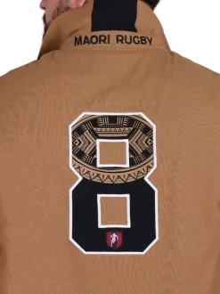 Polo en coton biologique camel imprimé avec un col à revers et une coupe droite