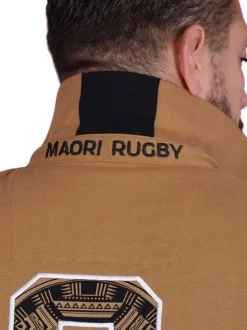 Polo en coton biologique camel imprimé avec un col à revers et une coupe droite