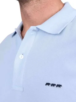 Polo en coton biologique ciel uni avec un col français et une coupe droite
