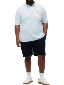 Polo en coton biologique ciel uni pourvu d'une coupe droite et d'un col boutonné