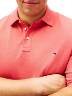 Polo en coton biologique corail uni avec une coupe droite et un col boutonné