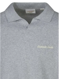 Polo en coton biologique gris uni avec une coupe droite et un col à revers