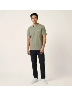 Polo en coton biologique kaki uni avec une coupe droite et un col boutonné