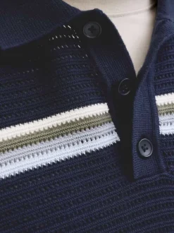 Polo en coton biologique marine à rayures avec une coupe droite