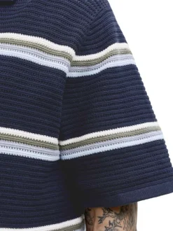 Polo en coton biologique marine à rayures avec une coupe droite