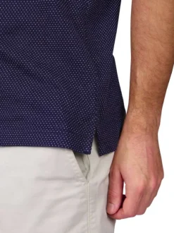 Polo en coton biologique marine uni avec une coupe droite et un col boutonné