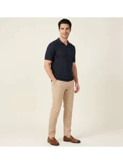 Polo en coton biologique marine uni avec une coupe droite et un col revers