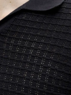 Polo en coton biologique noir à coupe droite pourvu d'un col à revers