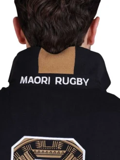 Polo en coton biologique noir imprimé avec une coupe droite et un col à revers
