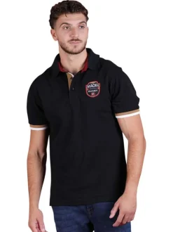 Polo en coton biologique noir imprimé avec une coupe droite et un col à revers