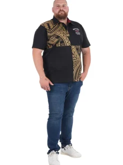 Polo en coton biologique noir imprimé avec une coupe droite et un col à revers