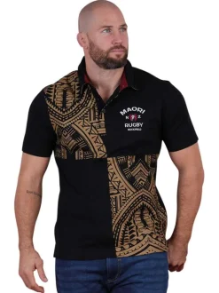 Polo en coton biologique noir imprimé avec une coupe droite et un col à revers