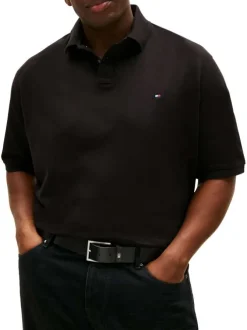 Polo en coton biologique noir uni avec une coupe droite et un col boutonné