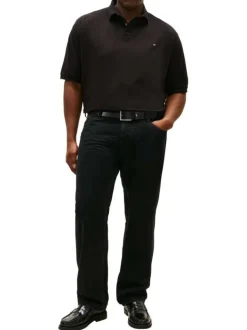 Polo en coton biologique noir uni avec une coupe droite et un col boutonné