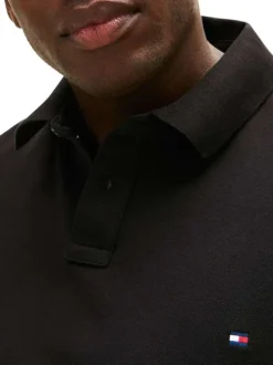 Polo en coton biologique noir uni avec une coupe droite et un col boutonné
