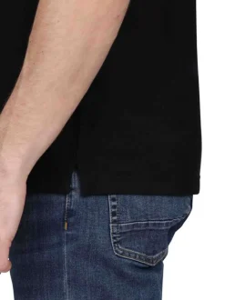 Polo en coton biologique noir uni avec une coupe droite et un col à revers