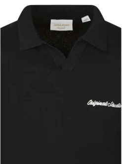 Polo en coton biologique noir uni avec une coupe droite et un col à revers