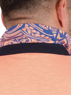 Polo en coton biologique orange uni pourvu d'un col boutonné