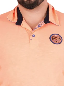 Polo en coton biologique orange uni pourvu d'un col boutonné