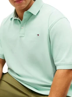 Polo en coton biologique pistache uni avec une coupe droite et un col boutonné