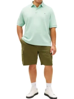 Polo en coton biologique pistache uni avec une coupe droite et un col boutonné