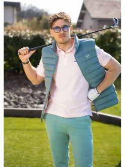 Polo en coton biologique rose uni avec une coupe droite et un col à revers