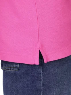 Polo en coton biologique rose uni avec une coupe droite et un col à revers