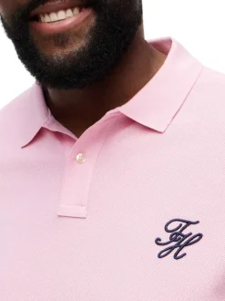 Polo en coton biologique rose uni pourvu d'une coupe droite et d'un col boutonné