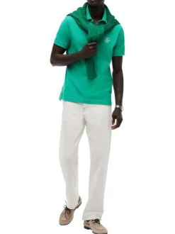 Polo en coton biologique vert uni avec une coupe droite et un col boutonné