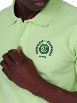 Polo en coton biologique vert uni avec une coupe droite et un col boutonné