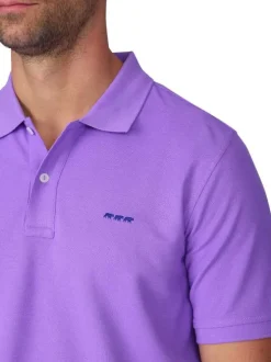 Polo en coton biologique violet uni avec une coupe droite et un col à revers