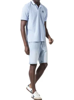 Polo en coton bleu ciel uni avec une coupe droite et un col à revers