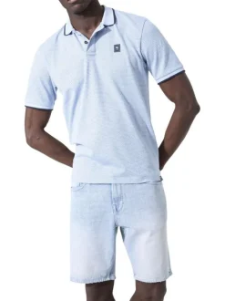 Polo en coton bleu ciel uni avec une coupe droite et un col à revers