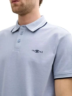 Polo en coton bleu ciel uni à coupe regular fit avec des liserés sur le col
