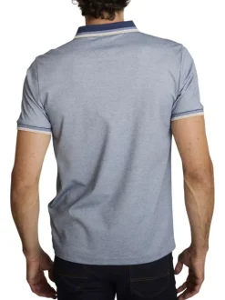 Polo en coton bleu clair avec une coupe droite et une poche passepoilée