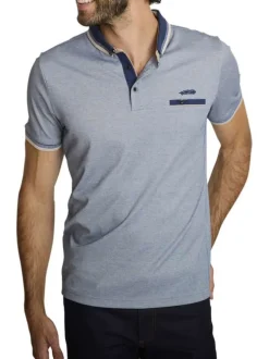 Polo en coton bleu clair avec une coupe droite et une poche passepoilée