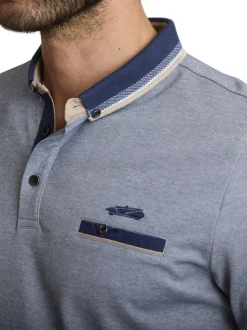 Polo en coton bleu clair avec une coupe droite et une poche passepoilée