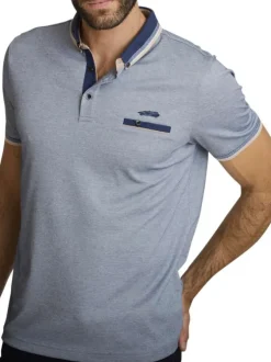 Polo en coton bleu clair avec une coupe droite et une poche passepoilée
