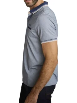 Polo en coton bleu clair avec une coupe droite et une poche passepoilée