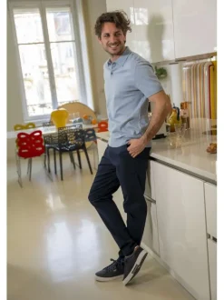 Polo en coton bleu uni avec une coupe droite et un col boutonné