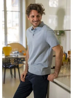 Polo en coton bleu uni avec une coupe droite et un col boutonné