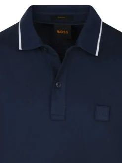 Polo en coton bleu uni avec une coupe droite et un col à revers