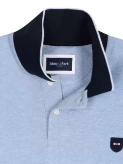 Polo en coton bleu uni avec une coupe droite et un col à revers