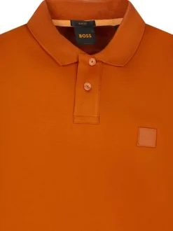 Polo en coton brique uni avec une coupe droite et des boutons