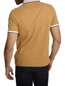 Polo en coton camel uni avec une coupe droite et un col boutonné