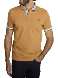 Polo en coton camel uni avec une coupe droite et un col boutonné