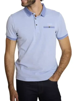 Polo en coton ciel uni avec une coupe ajustée et un col boutonné