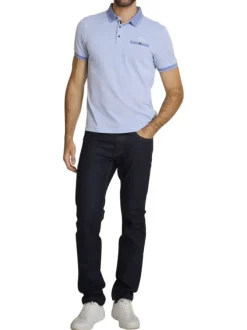Polo en coton ciel uni avec une coupe ajustée et un col boutonné