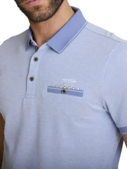 Polo en coton ciel uni avec une coupe ajustée et un col boutonné